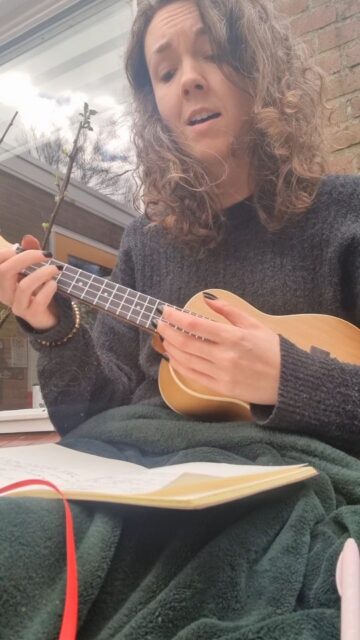 'Het snijdt dat de wolken als dronken gevolgen voor ogen blijven hangen, dat de wereld maar door draait terwijl tijd lijkt stil te staan'🕰

Featuring het prachtige orkest dat in mijn achtertuin leeft🐦

Dag 11/25 van mijn Als je maar schrijft challenge 💪