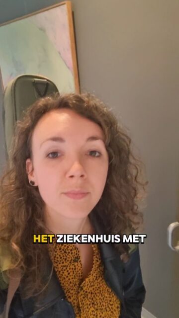 Op vrijdagmiddag maak ik muziek in het @jeroenboschziekenhuis ✨️ Met mijn gitaar ga ik langs de bedden en speel ik privé concertjes voor de patiënten🎶
Het is een moment van ontspanning voor ze, en vaak ook emotioneel. Het project heet 'Ruimte voor jezelf', ik kan geen betere naam bedenken.
Ik stel me graag voor dat ik lichtstraaltjes uitdeel. Van medicijnen voor het lichaam weet ik niets, maar de ziel kan ik in ieder geval een beetje zalven💛
Voor mijn dagelijkse schrijfchallenge kreeg ik vandaag het woord 'mand' en schreef ik dit stukje. Dag 14/25✒️