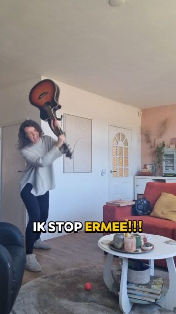 IK STOP ERMEE!🤬
Geintje natuurlijk, ik heb vandaag weer netjes
een liedje geschreven voor mijn schrijfchallenge en ik zou mijn geliefde gitaar nooit pijn doen☺️
Ik heb inmiddels van mijn 1 april grappen geleerd dat mensen mij direct geloven, dus ik ontkracht het maar meteen. Voordat jullie over een half jaar nog steeds denken dat ik uit de muziek ben gestapt om voor mijn kippen te zorgen🤭 (true story, nouja dat meerdere mensen me daar later nog naar hebben gevraagd, en de chicks bestaan ook echt, maar die zitten niet in de weg💛)
Schrijfdag 12/25✌️