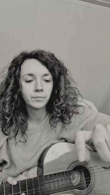 Ik ken je. Ik weet wie je bent. Onder al het pluis en ruis.

'Ik ken je' was de schrijfprompt van vandaag. Ik schreef er een AAA liedje mee, drie coupletten met een lange boog. Ik noemde het liedje 'Changes'.

'Als je maar schrijft' challenge dag 17/25