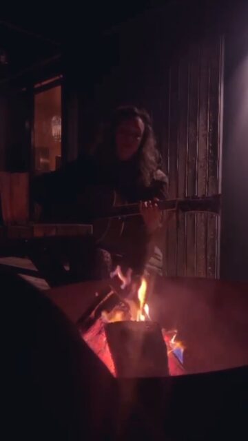 Heerlijke week vol muziek en schrijven en gezelligheid gehad op ons writerscamp🥰

@julielenaofficial filmde hier mijn liedje Seedlings dat één van de singles van album 'E' gaat worden. Met een cameo van @lindalindenvd 😂😘 

Zal ik een video maken waarin ik wat meer laat zien van wat we in deze schrijfweek gedaan hebben?