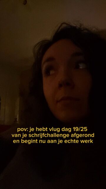 Ik had een heleboel ander werk te doen vandaag, maar besloot vóór mijn Sims momentje toch nog even een liedje te schrijven #commitment 💅✒️