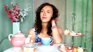 Singer-songwriter Anne van Damme in de videoclip van Full.