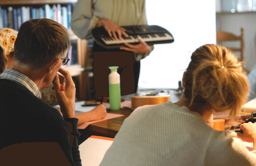 Songwriter Anne laat op keyboard zien hoe muziektheorie werkt