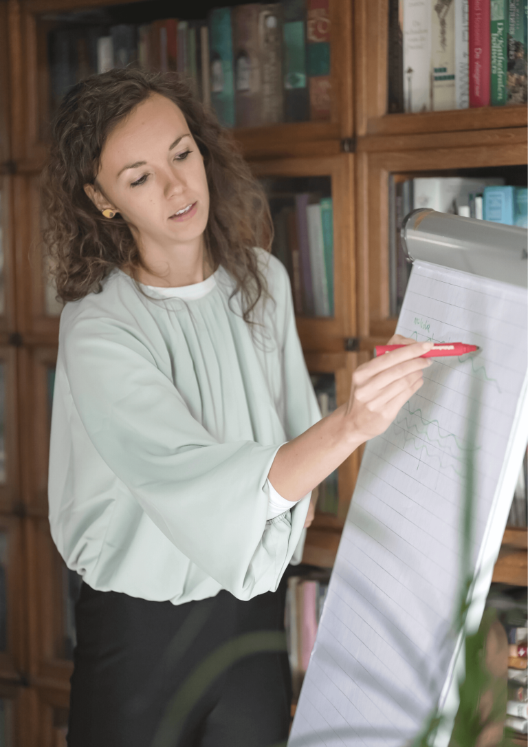 Songwriter Anne legt harmonie theorie uit op whiteboard
