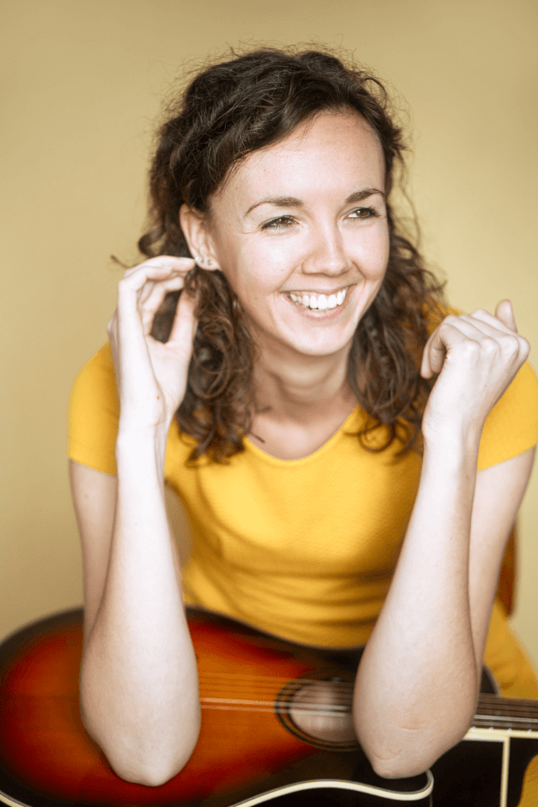 Anne is songwriting coach en helpt anderen met het leren schrijven van liedjes.