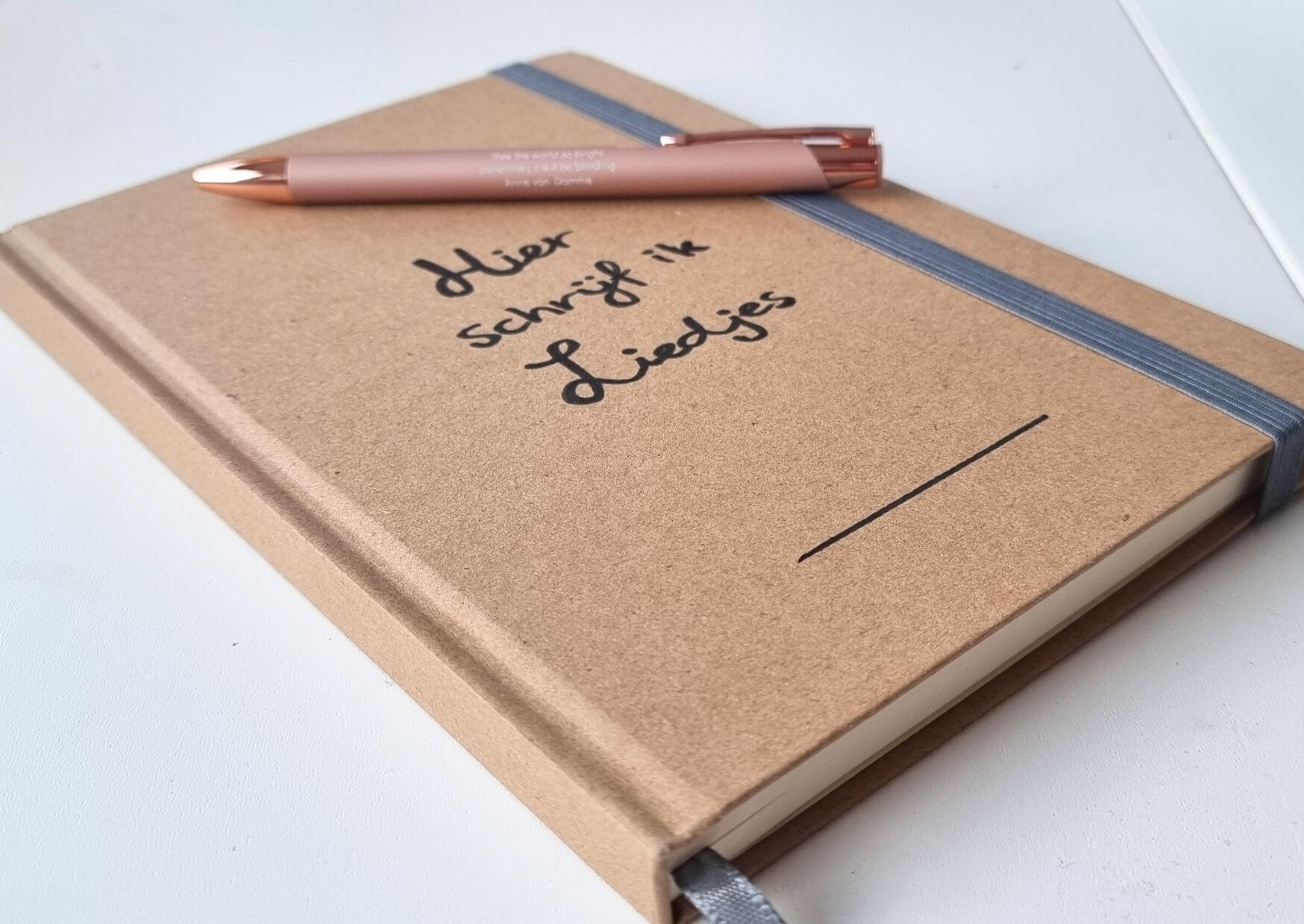Schrijf je liedjes op in een notitieboekje. Je krijgt dit bij de songwriting inspiratie kit.
